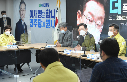 이재명 더불어민주당 대선 후보가 17일 서울 여의도 중앙당사에서 열린 코로나19 위기대응 특별위원회 1차 회의에서 발언하고 있다. <사진공동취재단>